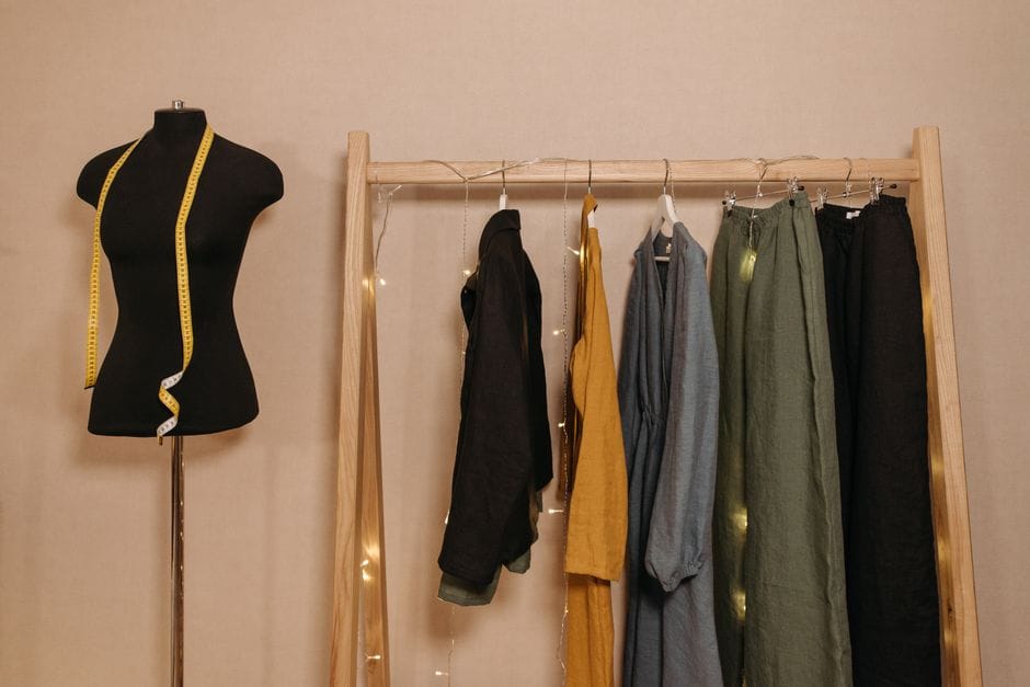 La garde-robe minimaliste : moins de vêtements, mieux choisis